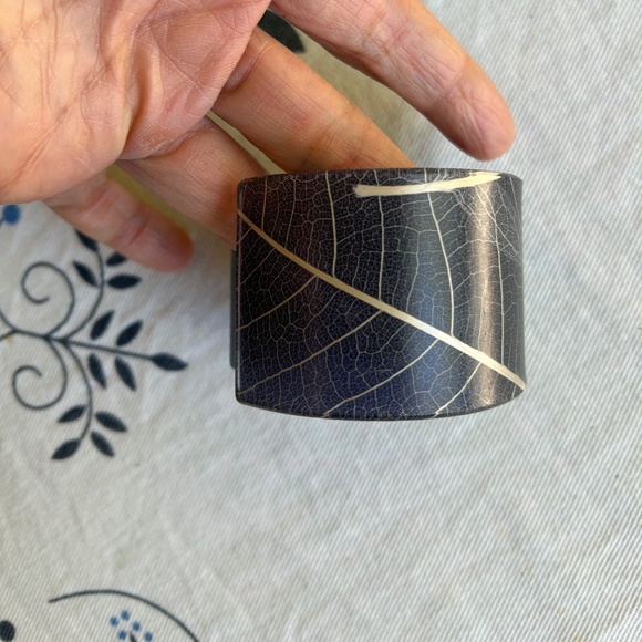 Resin cuff bracelet - cream & off-white - Picture 7 of 8